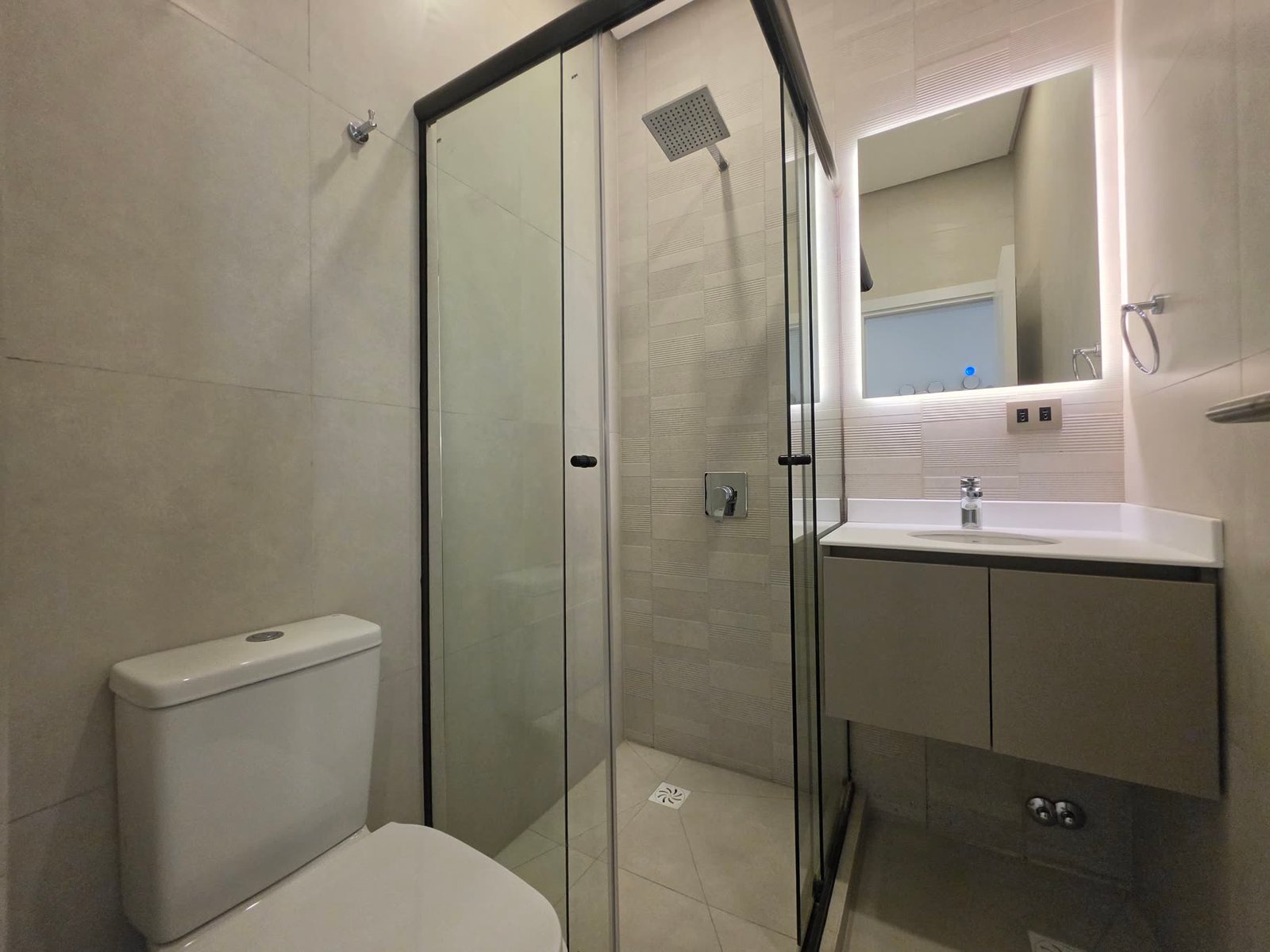 Baño con ducha de vidrio